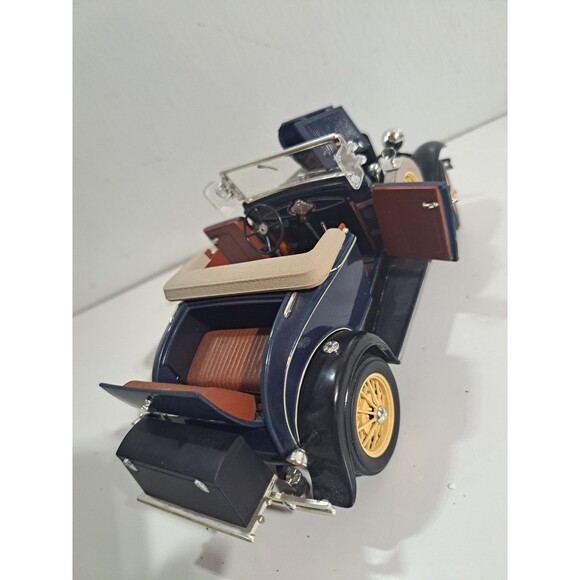 Motor City Classic 1:18 Die Cast 1931 Ford Model A Convertible Classic Car - Picture 11 of 12